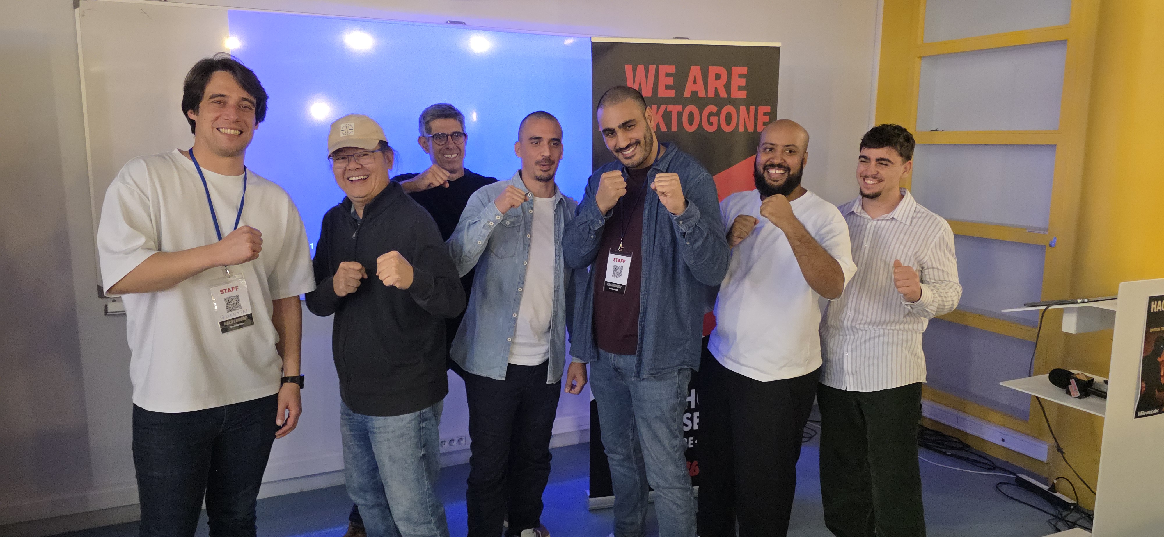 Equipe WE ARE HACKTOGONE poings leves