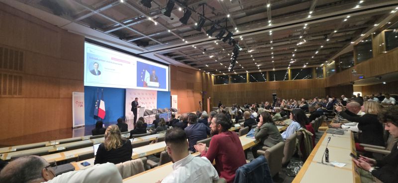 Conference salle comble — événement large